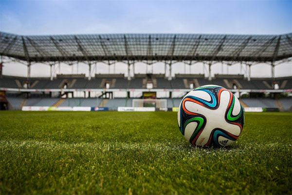 Fussball liegt im Stadion | Foto: jarmoluk, pixabay.com, Pixabay License